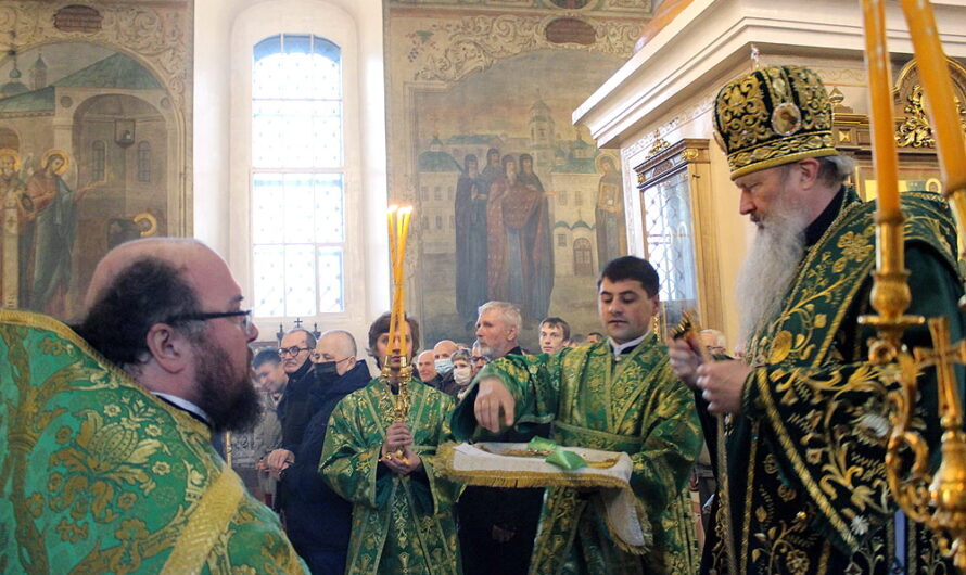 Митрополит Марк наградил ключаря нашего собора крестом с украшениями