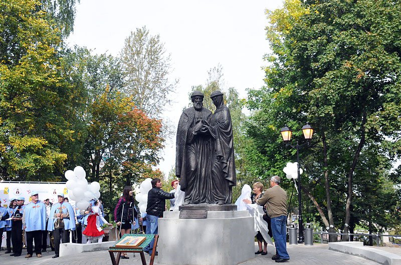 Крестный ход к памятнику святым Петру и Февронии Муромским
